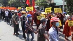 រូបឯកសារ៖ ព្រះសង្ឃនិងក្រុមអ្នកតវ៉ាប្រឆាំងយោធា បានប្រមូលផ្តុំគ្នាធ្វើបាតុកម្ម នៅទីក្រុងម៉ាន់ដាឡេ ប្រទេសមីយ៉ាន់ម៉ា នៅថ្ងៃសុក្រ ទី១២ ខែមីនា ឆ្នាំ២០២១។