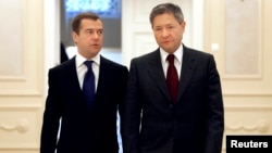 FILE - Leonid Reiman (R) Russia's communications minister at the time, is seen with then president-elect Dmitry Medvedev in Moscow, Russia, March 18, 2008. Reiman, too, is on the list of those Spanish prosecutors suspect of having ties to organized crime.