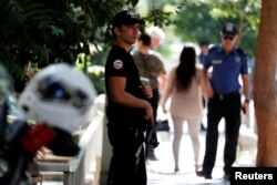 17일 터키 이즈미르에 위치한 미국인 목사 앤드류 브런슨의 자택 입구를 터키 경찰관들이 지키고 있다.