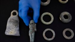 برخی از اشیاء موجود در گنجینه کشف شده در نزدیکی شهر باستانی قیصریه (عکس از آسوشیتدپرس)