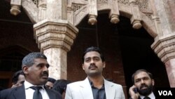 Waseem Shamsad (kanan), saudara laki-laki salah satu korban yang tewas ditembak kontraktor CIA, Raymond Davis meninggalkan Pengadilan Tinggi Lahore, Senin (14/3).