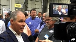 Kepala Badan Perlindungan Lingkungan (EPA) Scott Pruitt, berbicara kepada wartawan di Whayne Supply di Hazard, Kentucky, 9 Oktober 2017. Pruitt mengatakan Pemerintahan Trump akan membatalkan rencana listrik bersih yang diajukan pada masa Presiden Obama untuk mengurangi pemanasan global. 