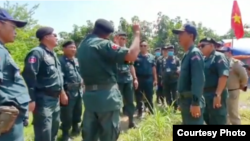 សកម្មភាពនគរបាលខេត្តកណ្តាល ត្រួតពិនិត្យតំបន់ព្រំដែនដែលយោធាវៀតណាមបានបោះតង់នៅលើតំបន់ដែលមិនទាន់មានភាពឯកភាពគ្នា កាលពីថ្ងៃទី២៦ ខែមេសា ឆ្នាំ២០២០។ (រូបថតដោយស្នងការដ្ឋាននគរបាលខេត្តកណ្តាល)