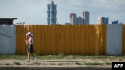 រូបឯកសារ៖ និស្សិត​ម្នាក់​​បាំង​មុខ​ពី​កម្ដៅ​ថ្ងៃ​នៅ​ពេល​នាង​ដើរ​ក្នុង​ទីក្រុង​ព្យុងយ៉ាង​ កាល​ពី​ខែ​កក្កដា។ ប្រទេស​កូរ៉េ​ខាង​ជើង​បាន​ព្រមាន​ពី​រលក​កម្ដៅ​ដែល​មិន​ធ្លាប់​មាន ដោយ​បាន​ជំរុញ​ឲ្យ​ពលរដ្ឋ​សន្សំសំចៃ​ចំណី​អាហារ។