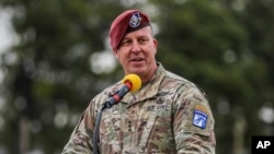 ژنرال مایکل اریک کوریلا، فرمانده سنتکام، گفت:   شبه نظامیان حوثی و حامیان ایرانی بی ثبات کننده آنها را مسئول حملات غیرقانونی و بی رویه به مسیرهای کشتیرانی بین المللی می دانیم و  تاکید کرد: اقدامات غیرقانونی و خطرناک حوثی ها تحمل نخواهد شد و آنها پاسخگو خواهند بود.