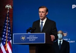 조 바이든 민주당 대통령 후보가 차기 백악관 국가안보보좌관으로 지명한 제이크 설리번 전 부통령 국가안보보좌관이 24일 델라웨어주 윌밍턴의 대통령직 인수위 본부에서 연설하고 있다.