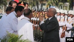 រូបឯកសារ៖ ព្រះមហាក្សត្រ ព្រះបាទ នរោត្តម សីហមុនី យាងនិវត្តន៍ពីអង្គពិធី ក្រោមគារវកិច្ចរបស់លោកនាយករដ្ឋមន្ត្រី ហ៊ុន សែន និងមន្ត្រីជាន់ខ្ពស់ដទៃទៀត។ (រូបថត៖ អូន ឆេងប៉រ /VOA Khmer)