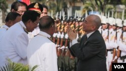 រូប​ឯកសារ៖ ព្រះមហាក្សត្រ ព្រះបាទ នរោត្តម សីហមុនី យាងនិវត្តន៍ពីអង្គពិធី ក្រោមគារវកិច្ចរបស់លោកនាយករដ្ឋមន្ត្រី ហ៊ុន សែន និងមន្ត្រីជាន់ខ្ពស់ដទៃទៀត។ (អូន ឆេងប៉រ/VOA)