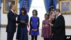 Anggota keamanan Suriah merayakan terpilihnya kembali Bashar al-Assad sebagai presiden di Damascus, 4 Juni 2014.