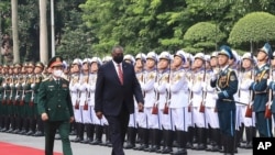 로이드 오스틴 미국 국무장관이 29일 베트남 하노이를 방문해 판 반 지앙 베트남 국방장관과 함께 환영식에서 의장대를 사열하고 있다. 