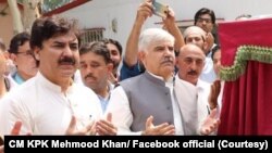 محمود خان 2018 میں انتخابات کے بعد صوبے میں دوسری بار پی ٹی آئی کی کامیابی کے بعد سے خیبرپختونخوا کے وزیر اعلیٰ ہیں — فائل فوٹو