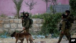 Israeli border police men scuffle with a Palestinian man at Damascus Gate of Jerusalem&#39;s Old City ahead of Friday prayers, Oct. 23, 2015.