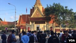 ទិដ្ឋភាពនៅមុខតុលាការកំពូលនិងមហាអយ្យការ នៅរសៀលថ្ងៃព្រហស្បតិ៍ នៅពេលដែលតុលាការកំពូលសម្រេចបន្ត​សវនាការ​លើ​បណ្តឹង​របស់​ក្រសួងមហាផ្ទៃ​ ដែល​បាន​ប្តឹង​សុំ​ឲ្យ​រំលាយ​គណបក្ស​សង្គ្រោះ​ជាតិ កាលពីថ្ងៃទី១៦ ខែវិច្ឆិកា ឆ្នាំ២០១៧។ (នូវ ពៅលក្ខិណា/VOA)