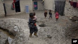 រូបឯកសារ៖ កុមារ​អាហ្វហ្គានីស្ថាន ដើរ​លើ​ផ្លូវ​ភក់​នៅក្នុង​ទីក្រុង​កាប៊ុល កាលពី​ថ្ងៃទី១២ ខែកុម្ភៈ ឆ្នាំ ២០១៨។