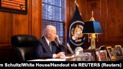 Američki predsjednik Joe Biden tokom telefonskog razgovora sa ruskim predsjednikom Vladimirom Putinom (Foto: Adam Schultz/White House/Handout via REUTERS)