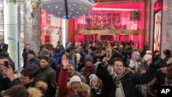 Des milliers de personnes se réveillent tôt le vendredi à la recherche des meilleures offres pour la saison festive.