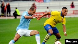 Pemain belakang Manchester City, Pablo Zabaleta (kiri) berusaha merebut bola dari pemain Arsenal Alex Oxlade-Chamberlain dalam pertandingan persahabatan Liga Premier Inggris di stadion Olimpiade Helsinki, Finlandia, 10 August 2013 (Foto: dok). Zabaleta telah menandatangani perpanjangan kontrak empat tahun dengan klub Manchester City.