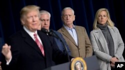 រូបឯកសារ៖ ប្រធានាធិតបី​ ត្រាំ និង​​លោក Jim Mattis រដ្ឋ​មន្ត្រី​ការពារ​ប្រទេស​សហរដ្ឋ​អាមេរិក (កណ្ដាល) កាល​ពី​ខែ​មករា ២០១៨។