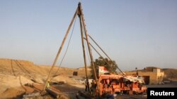 Penggalian sumur sedalam 84 meter untuk mengambil air laut yang akan didesalinasi menggunakan tenaga surya di area resor Marsa Shagra dekat Marsa Alam, garis pantai Laut Merah selatan Mesir, Mesir, 18 Oktober 2021. (REUTERS/Aidan Lewis)