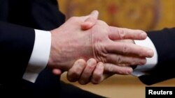 Poignée de main entre Donald Trump et Emmanuel Macron à l'Elysée lors de la commémoration de l'Armistice le 11 novembre 2018.