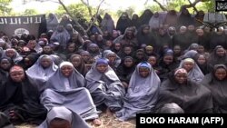 나이지리아 이슬람 테러단체 보코하람이 12일 공개한 동영상에서, 피랍된 여학생들이 이슬람 의상인 히잡을 입고 있다.