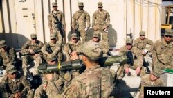 រូបឯកសារ៖ ទាហាន​សហរដ្ឋអាមេរិក​​កំពុង​ស្ដាប់​ការ​ណែនាំ​ពី​មេបញ្ជាការ​របស់​ខ្លួន​អំពី​ប្រតិបត្តិការ​ក្នុង​ខេត្ត Laghman ប្រទេស​អាហ្វហ្កានីស្ថាន ថ្ងៃទី២៩ ខែធ្នូ ឆ្នាំ២០១៤។ 