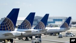 Jet komersial United Airlines terlihat sedang parkir di gerbang Terminal C Bandara Internasional Newark Liberty di Newark. (Foto: AP)