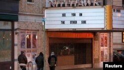 Para pejalan kaki berjalan melintas bioskop Nitehawk yang ditutup karena wabah virus corona (COVID-19) di Brooklyn, Kota New York, AS, 22 Maret 2020. (Foto: Reuters)