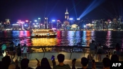 2019年8月23日，香港抗议者手牵手沿着维多利亚港组成人链"香港之路"。