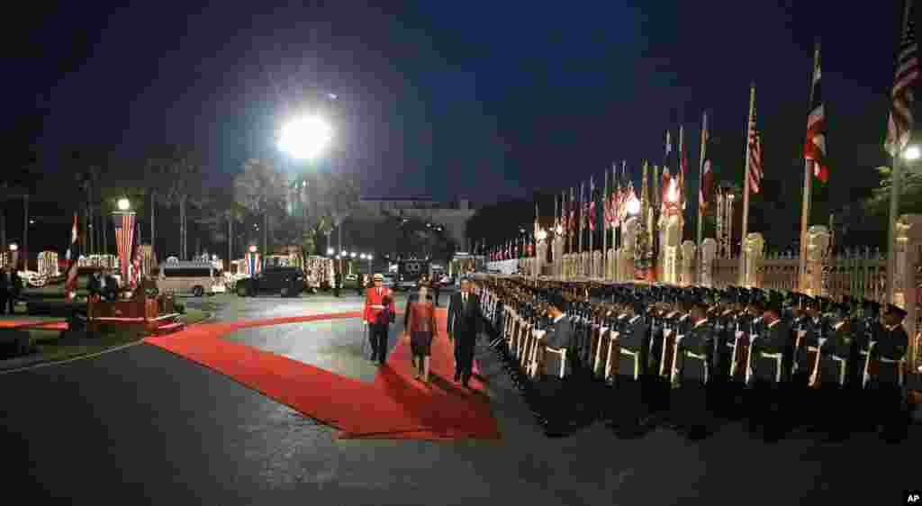 US President Barack Obama and Thai Prime Minister Yingluck Shinawatra attend the arrival ceremony at Thai Government House in Bangkok, Thailand, November 18, 2012.