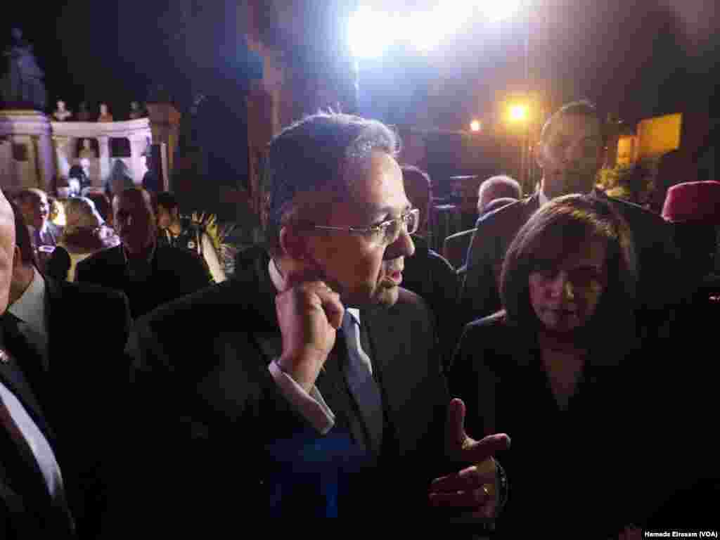 The Egyptian antiquities minister describes to media the features found in the ear, eye, face and the body of the colossus that depicts Psamtik I, March 16, 2017. (H. Elrasam/VOA)