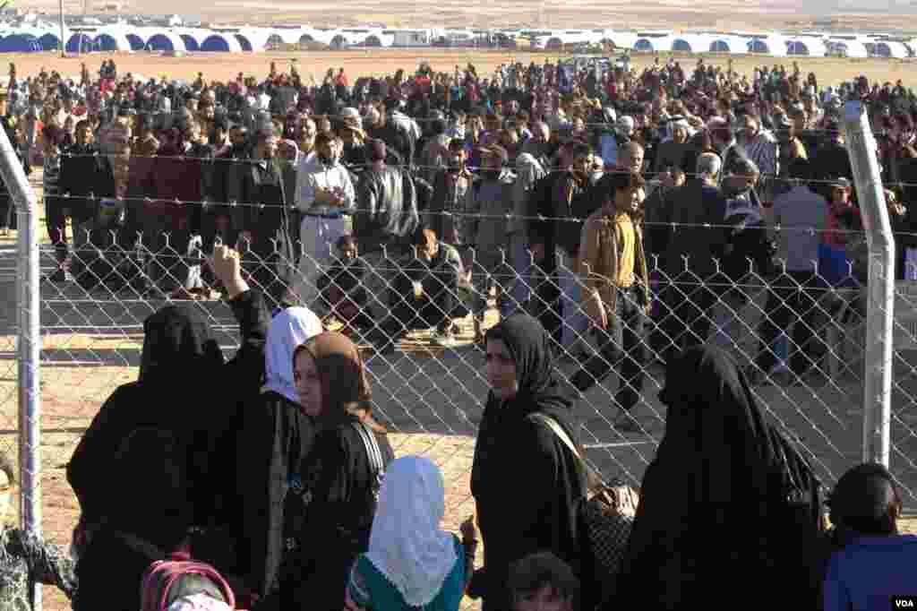 As the fight to win back Mosul from IS militants draws closer to Mosul's city center, families from surrounding villages are fleeing as IS throws mortars into Iraqi Army held territories Nov. 3, 2016, at the Khazir camp in Kurdish Iraq. (H.Murdock/VOA)