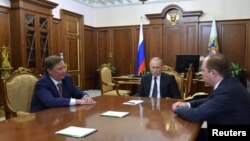 Russian President Vladimir Putin (C) meets with his special representative on questions of ecology and transport Sergei Ivanov (L) and newly appointed head of the Kremlin administration Anton Vaino at the Kremlin in Moscow, Russia, August 12, 2016. 