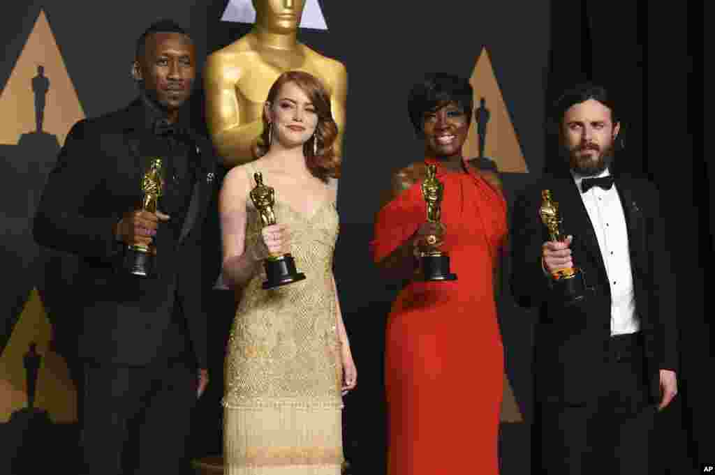Dari kiri ke kanan: Mahershala Ali, aktor pendukung terbaik atas perannya di &quot;Moonlight&quot;; Emma Stone, aktris terbaik untuk &quot;La La Land&quot;; Viola Davis, aktris pendukung terbaik untuk aktingnya dalam &quot;Fences&quot;, dan Casey Affleck, aktor terbaik dari film &quot;Manchester by the Sea&quot;, berpose di ruang pers Oscars 2017.