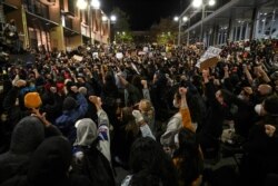 Para demonstran di Sydney, Australia melakukan aksi unjuk rasa atas kematian warga suku Aborigin dan warga AS George Floyd pada hari Selasa (2/6).