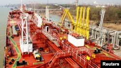 중국 장쑤성 양저우 항의 오일 저장 탱크. (자료사진)