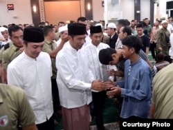 Presiden Joko Widodo menyalami jamaah usai salat tarawih pertama di Masjid Soedirman di kompleks Museum Peta, di Bogor, Minggu 5/5 (Foto: Setpres RI).