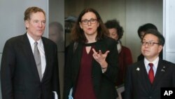 La commissaire européenne au Commerce Cecilia Malmström (C), le représentant américain au commerce, Robert Lighthizer (G) et le ministre de l'Economie japonais Hiroshige Seko alors d'une rencontre à Bruxelles, le 10 mars 2018.
