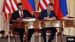 Presiden Obama dan Presiden Rusia Dmitry Medvedev saat menandatangani perjanjian START, April tahun lalu.