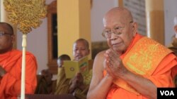 រូប​ឯកសារ៖ សម្តេច​ព្រះ​មហាសង្ឃរាជ្យ​ ទេព វង្ស​ នៃ​គណៈមហានិកាយ​ ចូលរួម​ការប្រារព្ធ​ពីធី​បុណ្យ​ពិសាខបូជា​ នៅ​ភ្នំ​ឧត្តុង្គ​ ក្នុង​ខេត្ត​កណ្តាល​ នៅថ្ងៃទី១០​ ខែឧសភា​ ឆ្នាំ២០១៧​។ (ហ៊ាន សុជាតា/VOA)