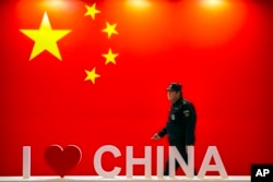 资料照：北京举行的中国国际信息通信展会上的一名保安在执勤。（2019年10月31日）