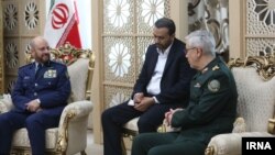 د سعودي عربستان د پوځ مشر فیاض بن حامد الرویلي د ایران د وسله والو ځواکونو له لوی درستیز محمد باقري سره د کتنې پر وخت