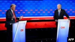 Presiden AS Joe Biden (kiri) dan mantan Presiden AS Donald Trump tampil dalam sesi debat capres yang digelar oleh CNN di Atlanta, Georgia, pada 27 Juni 2024. (Foto: AFP/Andrew Caballero Reynolds)