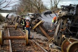 Labores en la escena del descarrilamiento de un tren después de que devastadores tornados arrasaran varios estados de EE. UU. En Earlington, Kentucky, EE. UU., el 11 de diciembre de 2021.