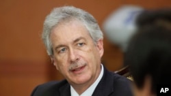 2013年4月27日美国副国务卿伯恩斯和韩国官员见面(美联社资料照)