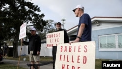 Para pedemo anti-aborsi membawa poster-poster penolakan praktik aborsi di luar klinik Bread and Roses Woman's Health Center yang menyediakan layanan aborsi di Clearwater, Florida, 11 Februari 2023. (Foto: Octavio Jones/Reuters)