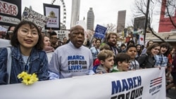 Kongresmen Džon Luis prevodi marš hiljada ljudi u Alanti, 24. marta 2018. Učesnici marša tražili su veću kontrolu oružja i sprečavanja pucnjava po školama.