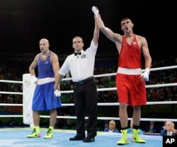 15일 브라질 리우올림픽 권투 헤비급 결승 경기에서는 러시아의 예브게니 티셴코(오른쪽)가 카자흐스탄의 바실리 레빗을 물리치고 금메달을 목에 걸었다.