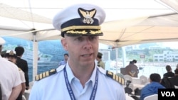 리차드 마우리 미 해안경비대 대령이 'VOA'와 인터뷰하고 있다.