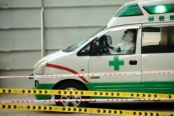 រថយន្តរបស់ក្រុមមន្ត្រីសុខាភិបាល កំពុងដឹកអ្នកជំងឺកូវីដ១៩ មកទទួលការព្យាបាលនៅមណ្ឌលព្យាបាល នៅកោះពេជ្រ រាជធានីភ្នំពេញ ថ្ងៃទី១៥ ខែមេសា ឆ្នាំ២០១៩។ (ហ៊ាន សុជាតា/វីអូអេ)